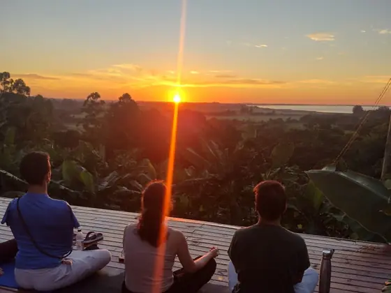Meditação no deck ao nascer do sol