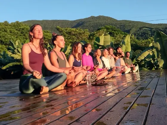 Meditação em grupo no deck, com a serra ao fundo