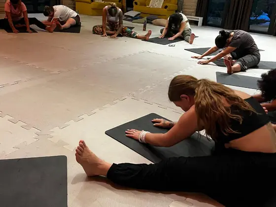 Prática de yoga na shala ao anoitecer