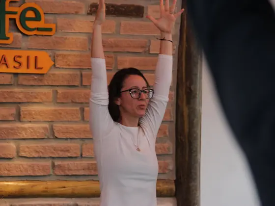 Prática de yoga em frente ao painel YogaLife