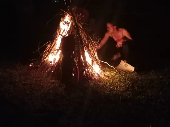 Fogueira à noite no Ashram