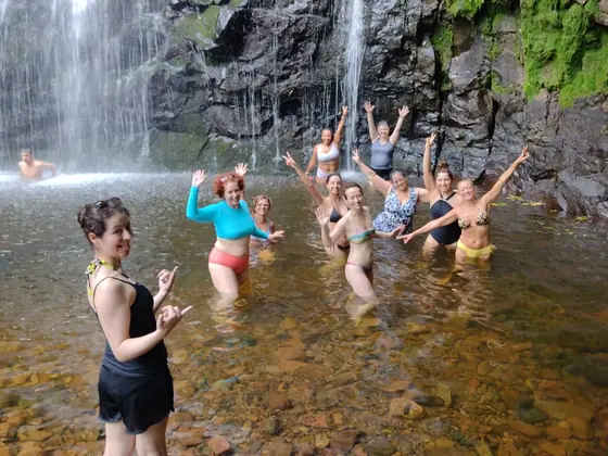 Banho de cachoeira com o grupo