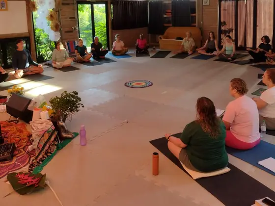 Meditação em círculo na shala